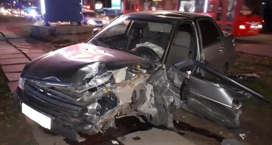 Дтп с автобусом киров лиаз. Авария под кировом газель из мурома. Машина рендровер в авари. Инцидент киров. Авария у грин хауса киров сегодня.