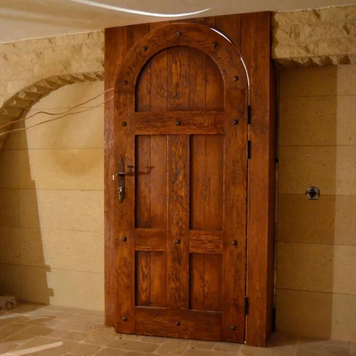 Деревянная дверь. Деревянные двери под старину. Массивная деревянная дверь. Дверь входная деревянная. Где купить деревянные двери