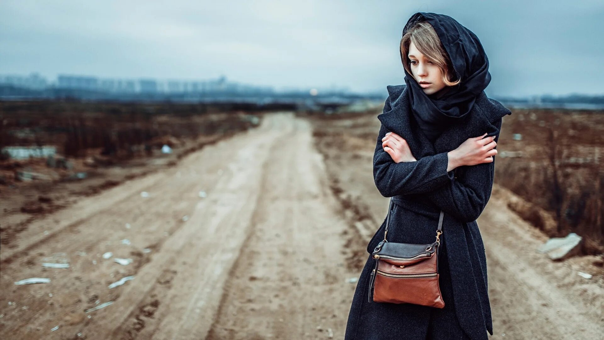 Девушка живет на улице. Женщина в черном платке. Бедная девушка. Девушка в черном платке. Девушка в пальто.