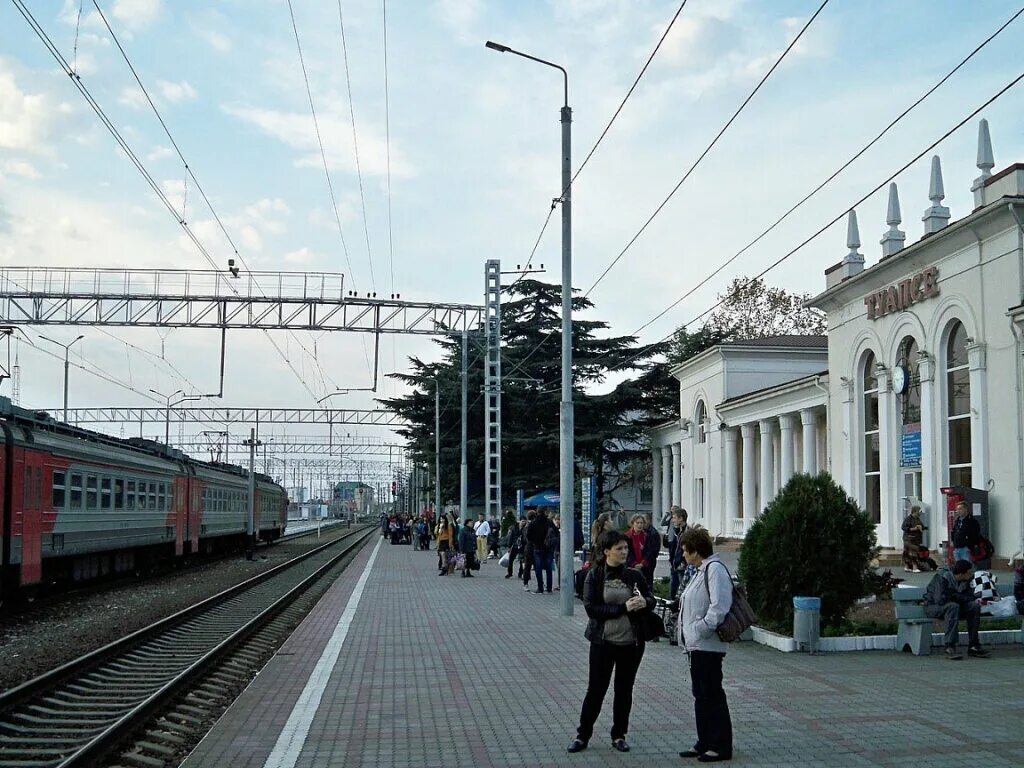 Кабардинская краснодарский край. Станция Туапсе-пассажирская. ЖД станция Туапсе пасс. Железнодорожный вокзал Туапсе. Ж\Д вокзал в Туапсе.