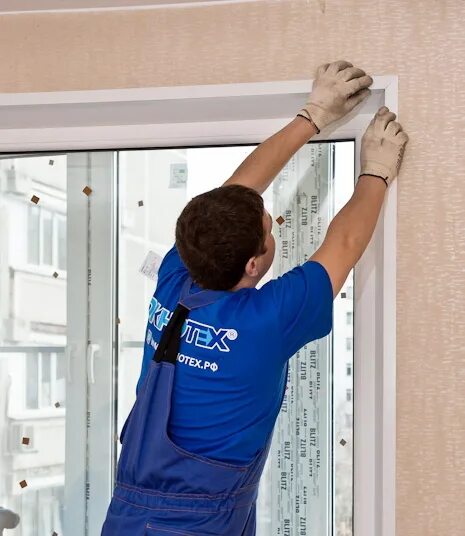 Уголок пластиковый для откосов. Установка пластиковых углов. Углы на окна пластиковые. Откосы из пвх панелей. Откосы для пластиковых окон.