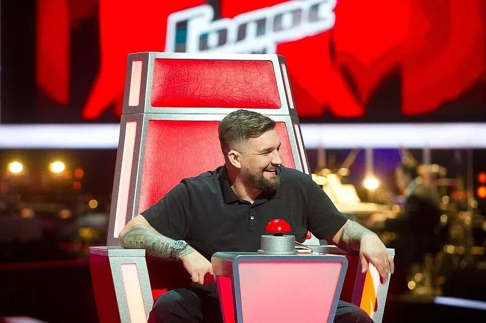 голос дядьки. леонид агутин нажимает на кнопку. агутин шоу голос. баста шоу голос. агутин голос 1.