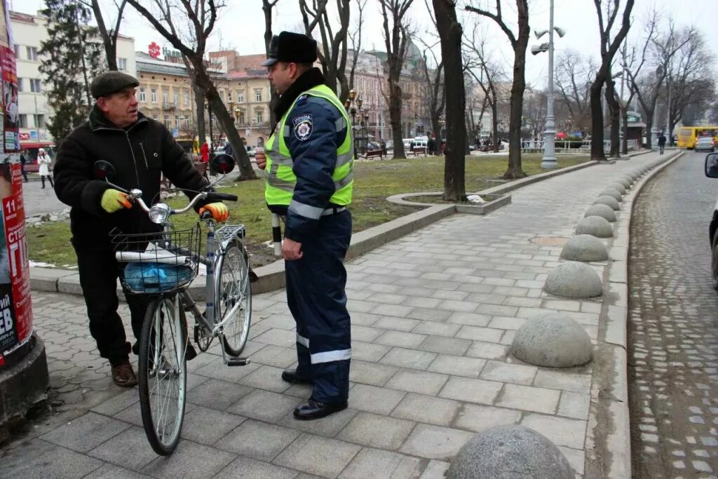 Можно ли ездить в московской области. Велосипед на тротуаре. Велосипедист на пешеходной дорожке. Велосипедист по тротуару. На велосипеде по тротуару.