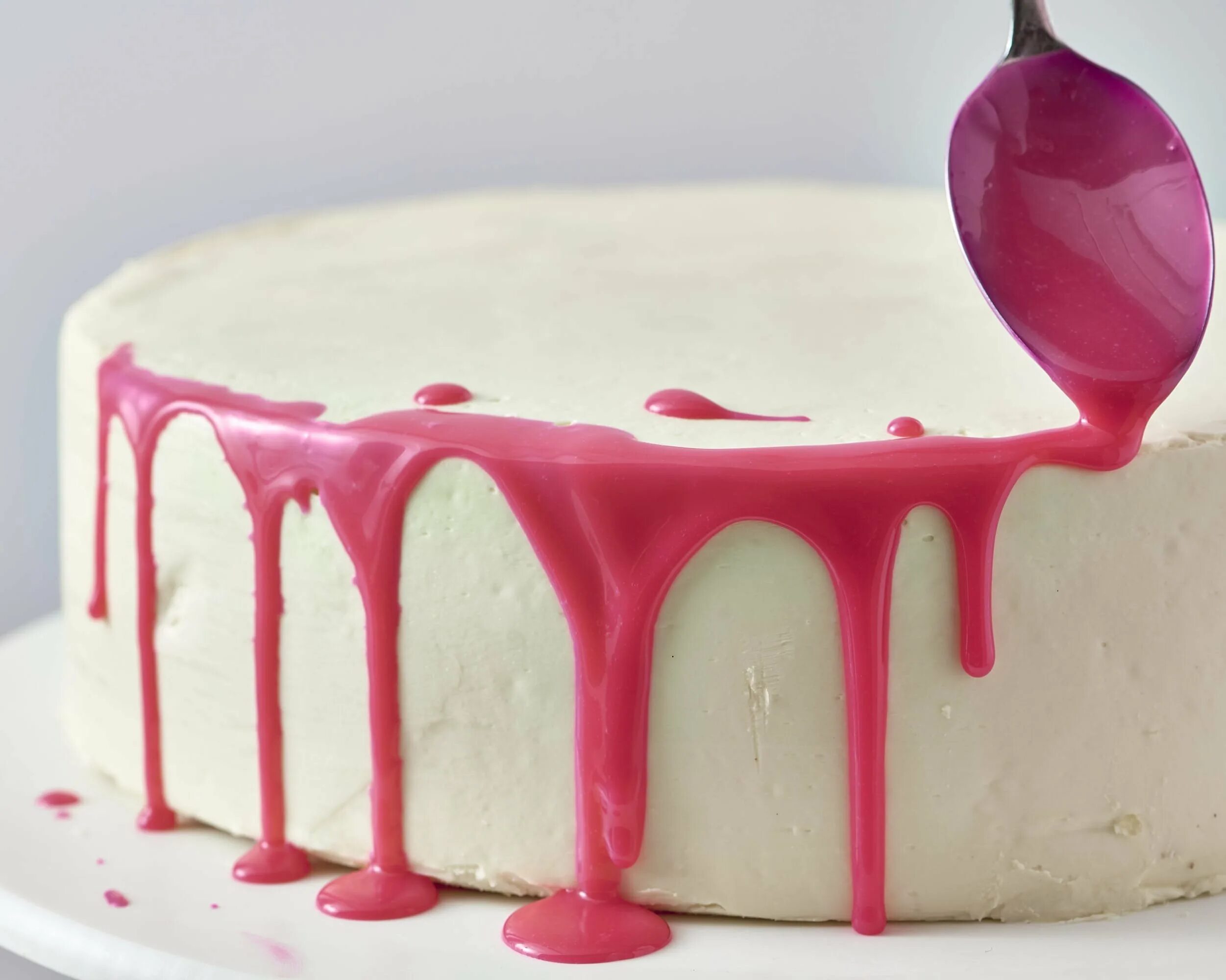 Глазурь для торта. Торт с сахарной глазурью. Украшение торта разноцветной глазурью. Торт с розовой глазурью. Густой глазурь