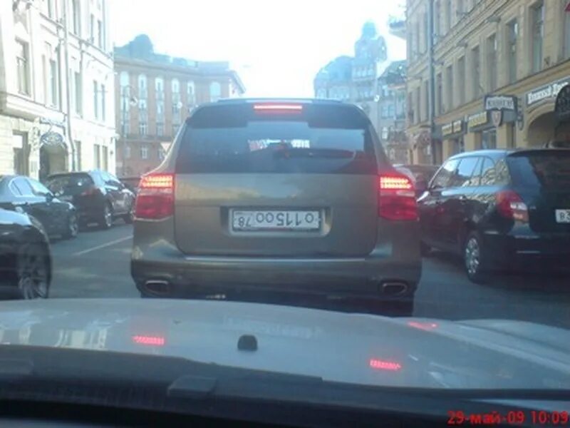 смешные номера автомобилей. номерные рамки каспий лада. номера с надписью сын прокурора. автомобильный номер о000оо. откидные номера на авто штраф.