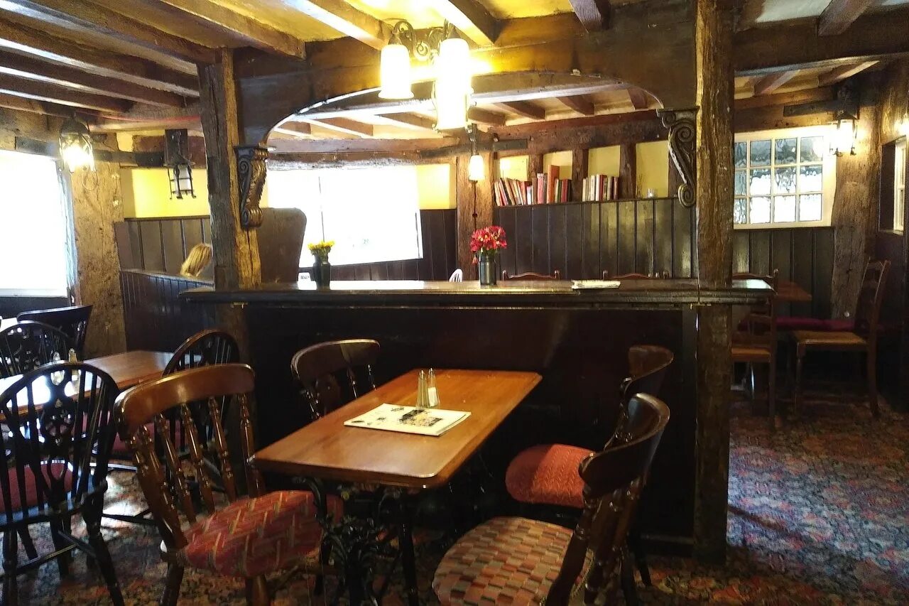 Самый старый паб великобритании. Библиотека волгоград бар. Древнейший паб англии. П7 бар екатеринбург. Паб закрывается.