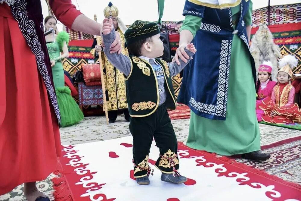 Обряд тусау кесер. Обряд тусау кесу. Казахский обычай тусау кесу. Казахские традиции тусау кесер. Тұсау кесу дәстүрі