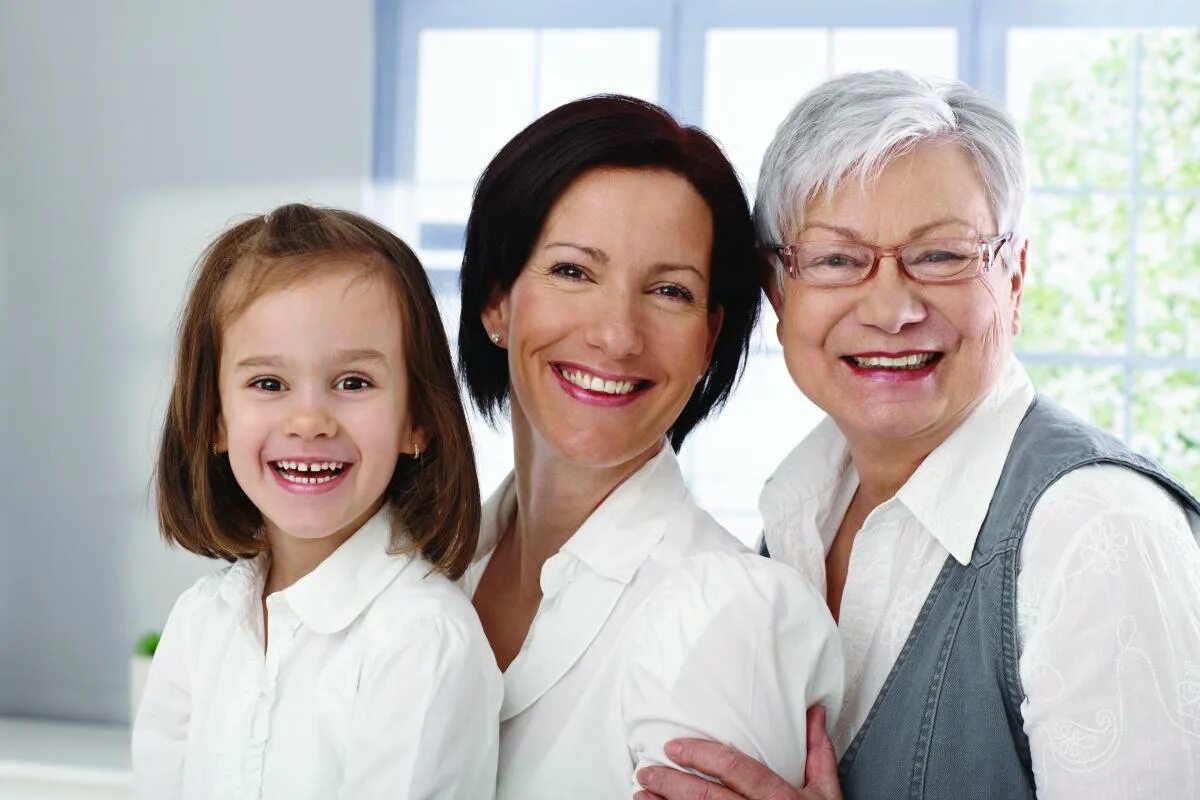 Семья разных поколений. Женщины разных возрастов. Три поколения женщин. Разный Возраст. Разные поколения.
