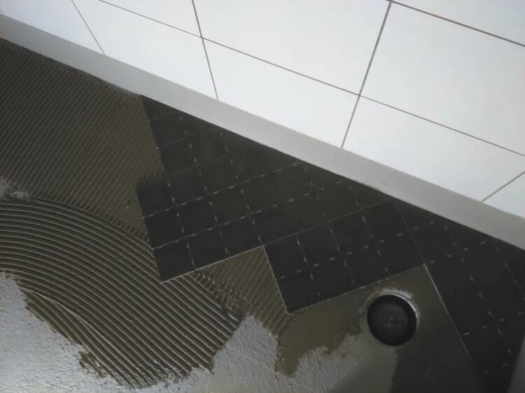 Укладка плитки с уклоном к трапу. Разуклонка под трап керамогранита. Разуклонка трап плитка 600х600. Плитка на пол под уклоном. Разуклонка трап плитка 600х600.