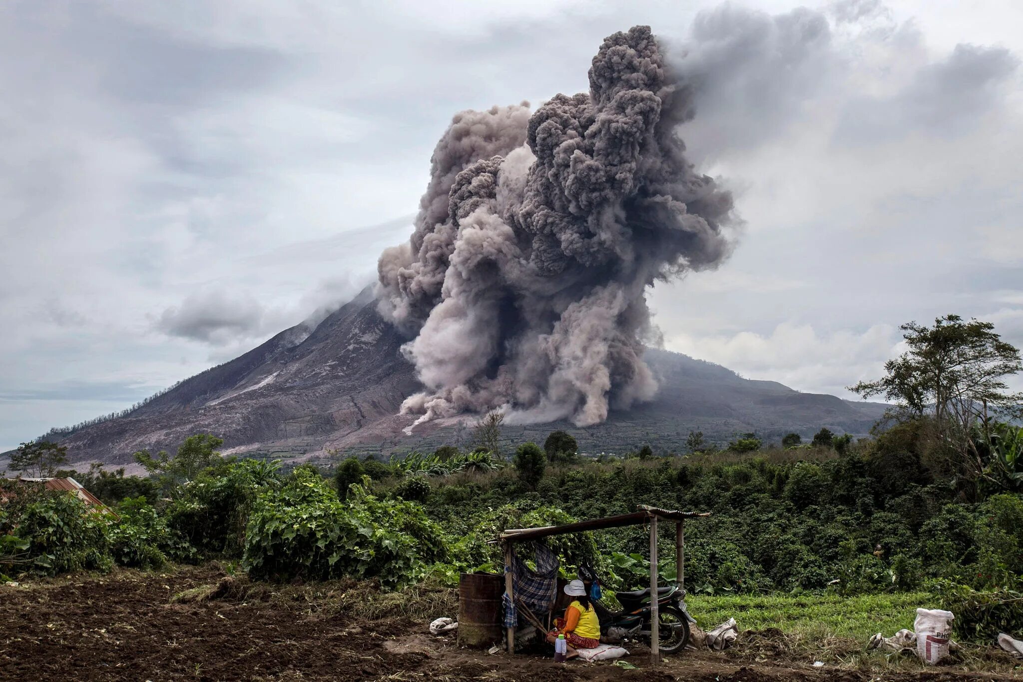 Сильные землетрясения извержения вулканов мощные. Вулкан Синабунг в Индонезии извержение. Гора Синабунг, Индонезия. Вулкан семеру Индонезия. Вулкан Агунг Бали.