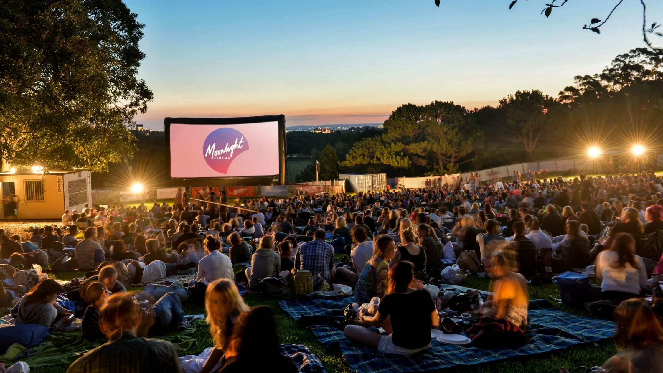 Open air 2. Летний кинотеатр окко на вднх. кинотеатр саммер синема летний. open air кинотеатр.