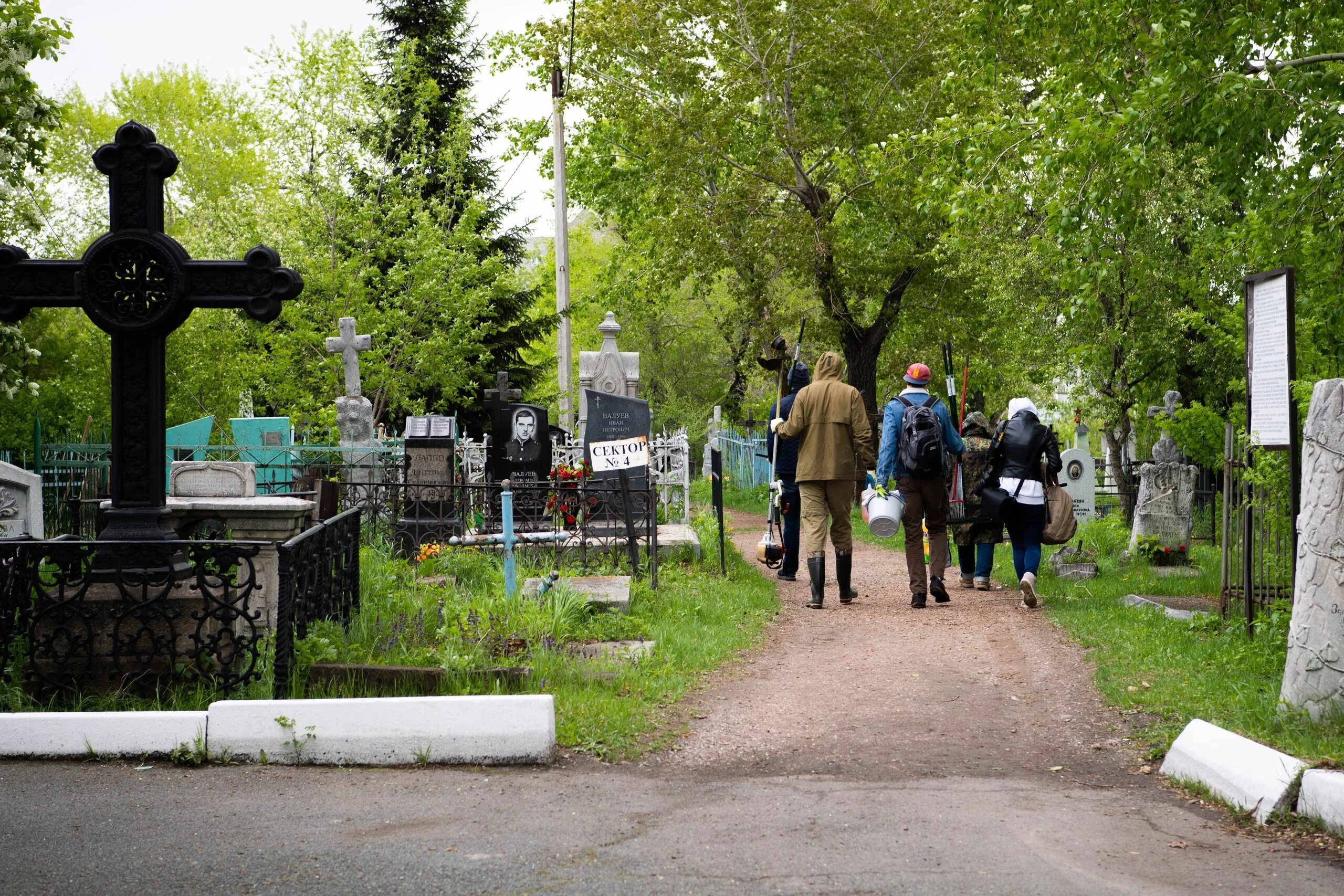Родительская на кладбище. Троица на кладбище. Кладбище чувашии. Троица на кладбище. Троица можно ходить на кладбище в троицу.