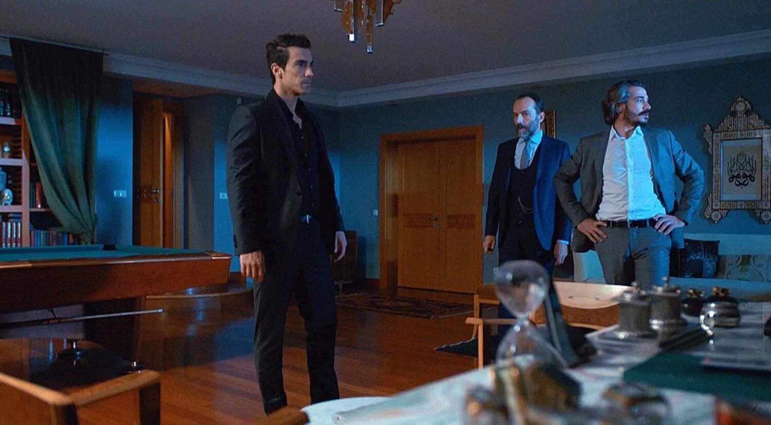 любовь в белом доме. чёрно-белая любовь 20 серия. мужчина и женщина в кресле. падение белого дома. лили роуз и сэм клафлин.