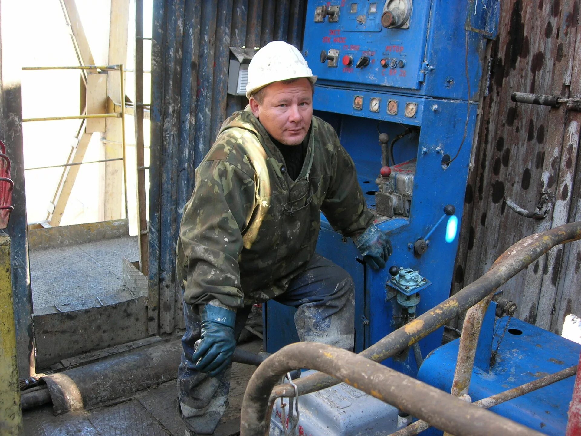 Оператор буровой установки. Бурильщик эксплуатационного и разведочного бурения. Крс нефтяных скважин татнефть. Помощник бурильщика прс. Пульт бурильщика aps.