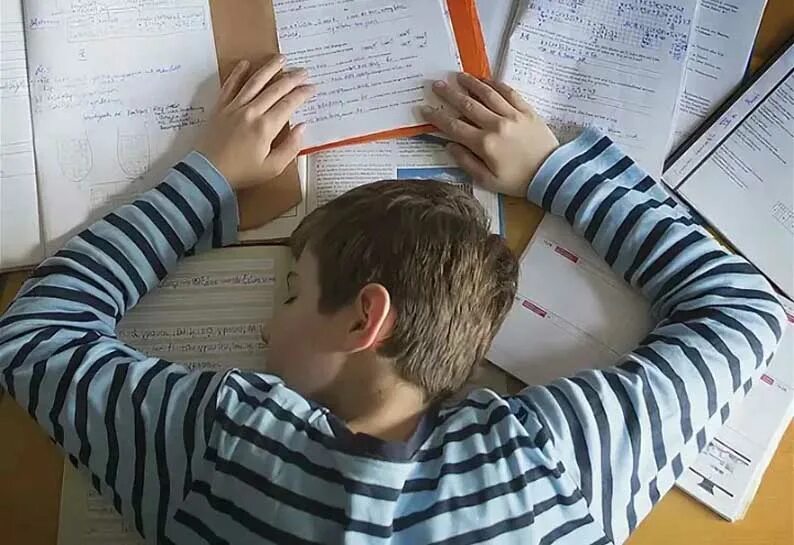 Сделать со мной уроки. Ребенок учит уроки. домашнее задание. уроки домашние задания. ребенок делает уроки.