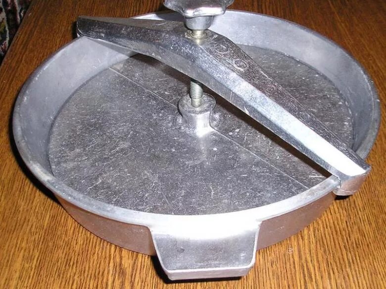 Сковорода для цыпленка табака. Сковорода для цыпленка табака с прессом. Сковорода под цыпленка табака. Сковорода под цыпленка табака. Чугунная сковорода для цыпленка табака с прессом.