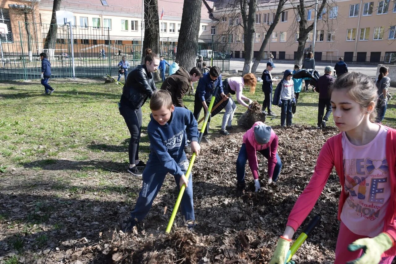 Уборка образовательных учреждений. Субботник в школе. Школьники на субботнике. Субботник в начальной школе. Субботник с детьми в школе.