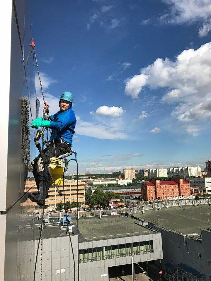 стройка панорама. альпинист на здании. высотные здания. башня федерация восток. работа на строительных лесах.
