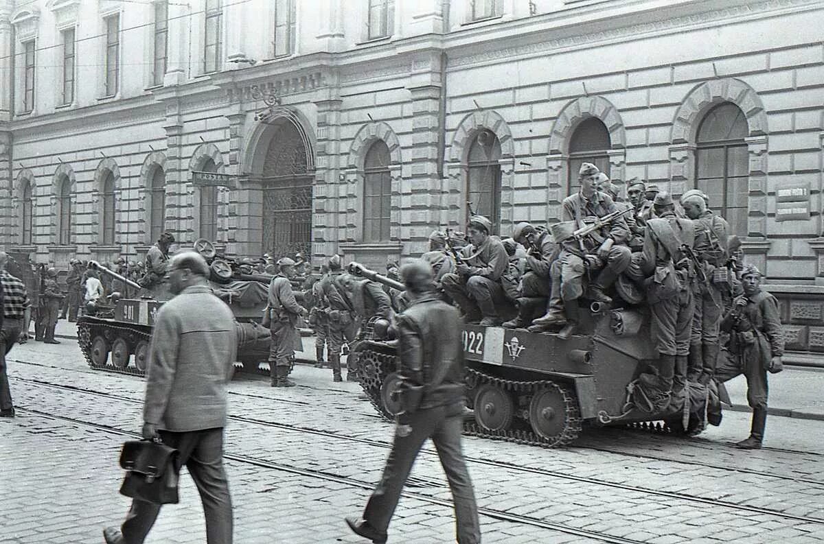 Советские войска в Праге Чехословакия 1968. Советские солдаты в Праге 1968. Чешское восстание 1968. Танки в Праге 1968.