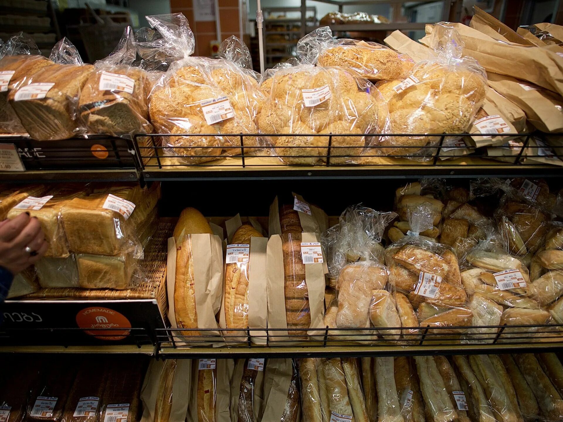 Кондитерское изделие в пачке. Хлеб в магазине. Упаковка хлебобулочных изделий. Хлеб в упаковке. Упаковка хлебобулочных изделий на производстве.