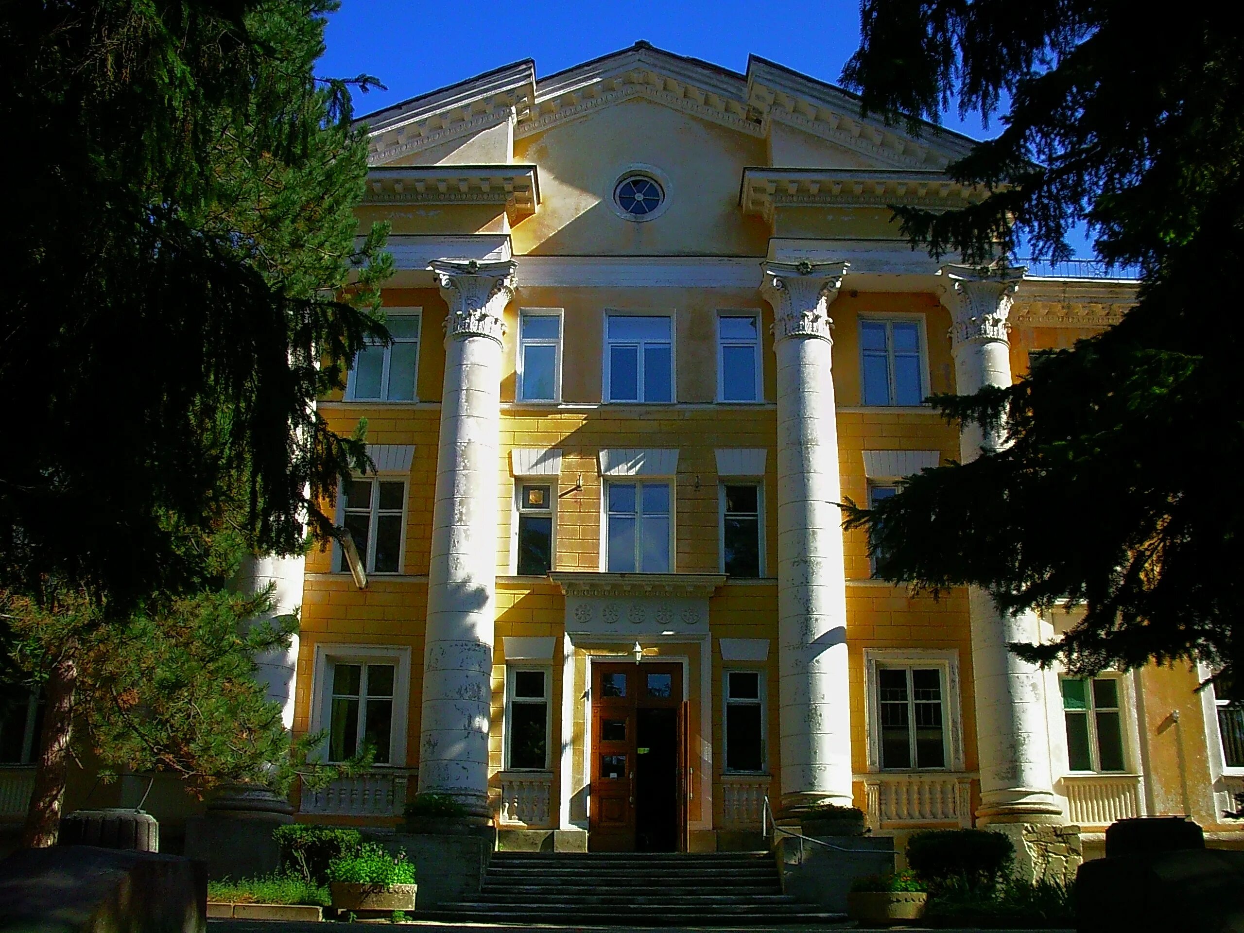 Поселок научный крым обсерватория. Уединенное озеро поселок научный. Поселок научный гостиница. Отель в научном крым. П.