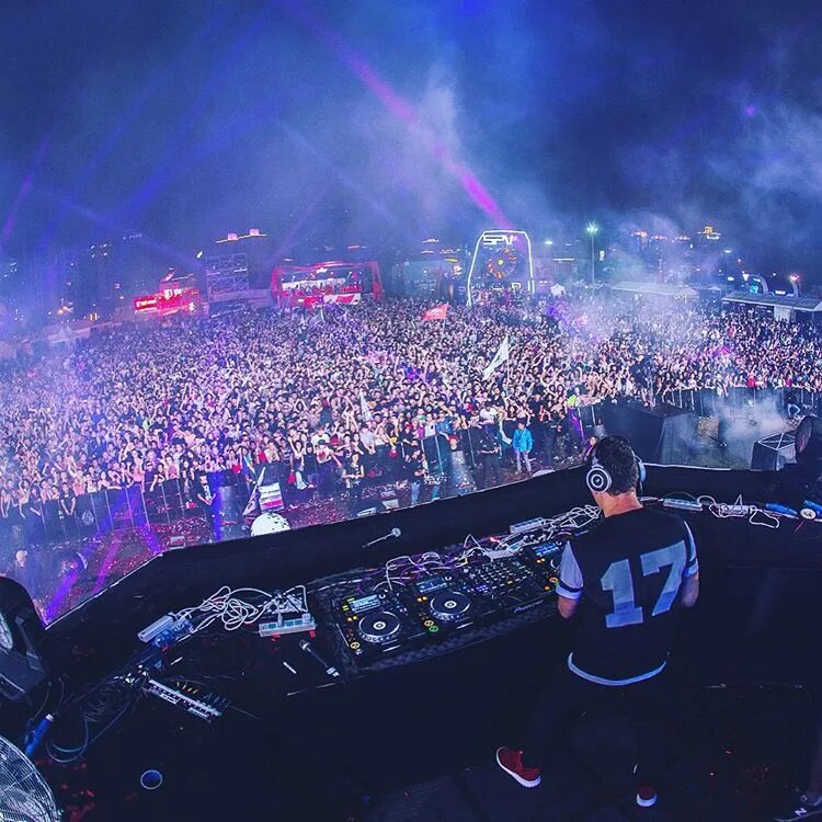Тиесто с девушкой. Tiesto 2003. Tiesto lay low. Концерт тиеста. Тиесто 2008 фото.