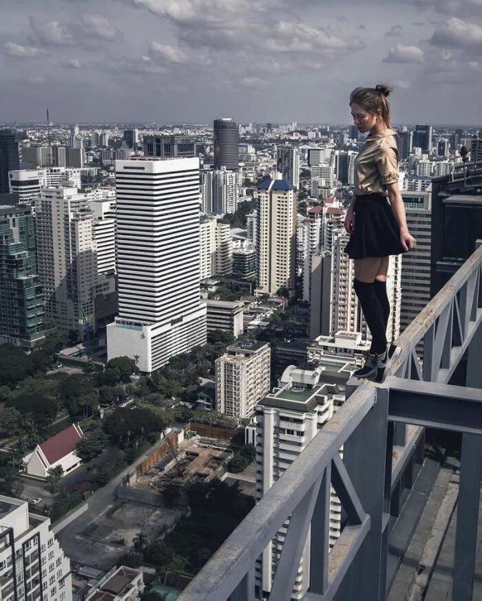 Упавший ребёнок насмерть из окна. Девушка 19 этаж. Руфер ангелина николау. Академ риверсайд девочка спрыгнула. Ярославль девочка упала из окна.