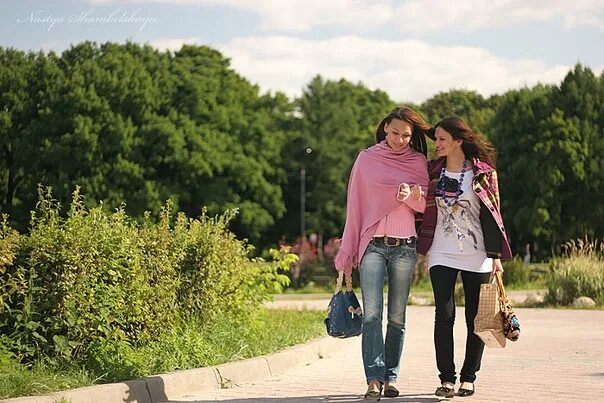 Подруги гуляют фото. Прогулка с подругой. Прогулка с подругой. Подружки на прогулке. Девушки подруги в парке.