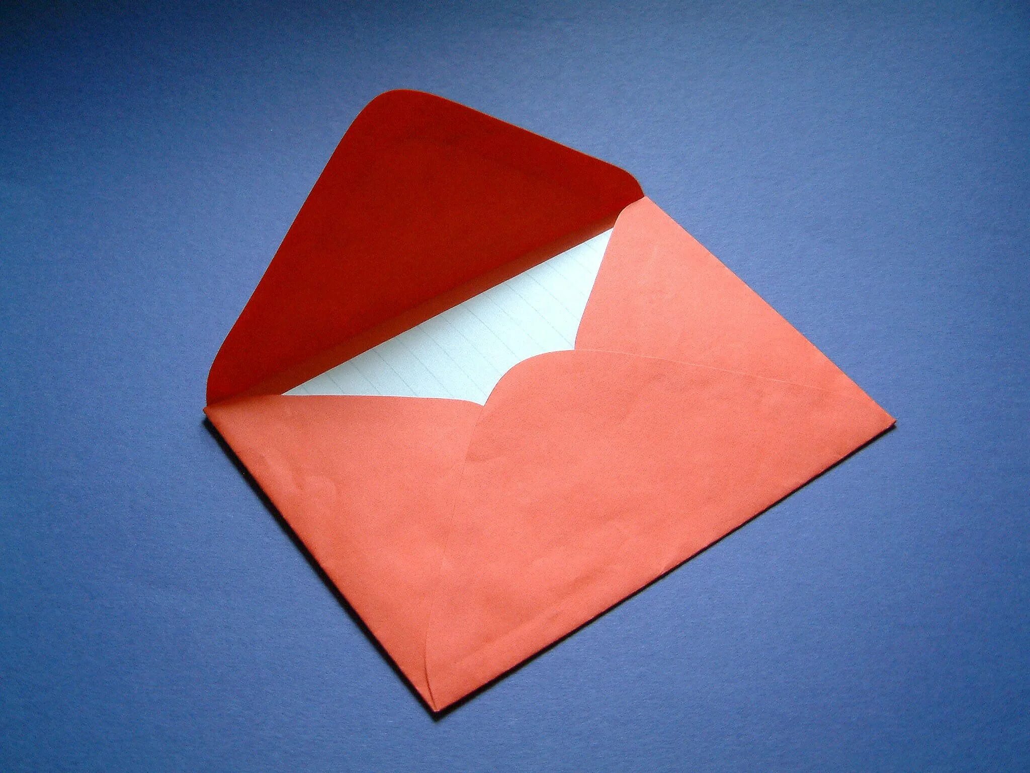 Конверт. Бумажный конверт. Маленький конверт. Конверт из бумаги.