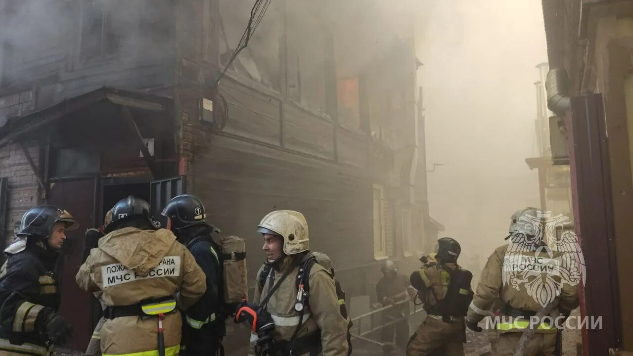 Пожарные на пожаре. Пожар фото. Пожарный спасает. Горящее здание с пожарными.