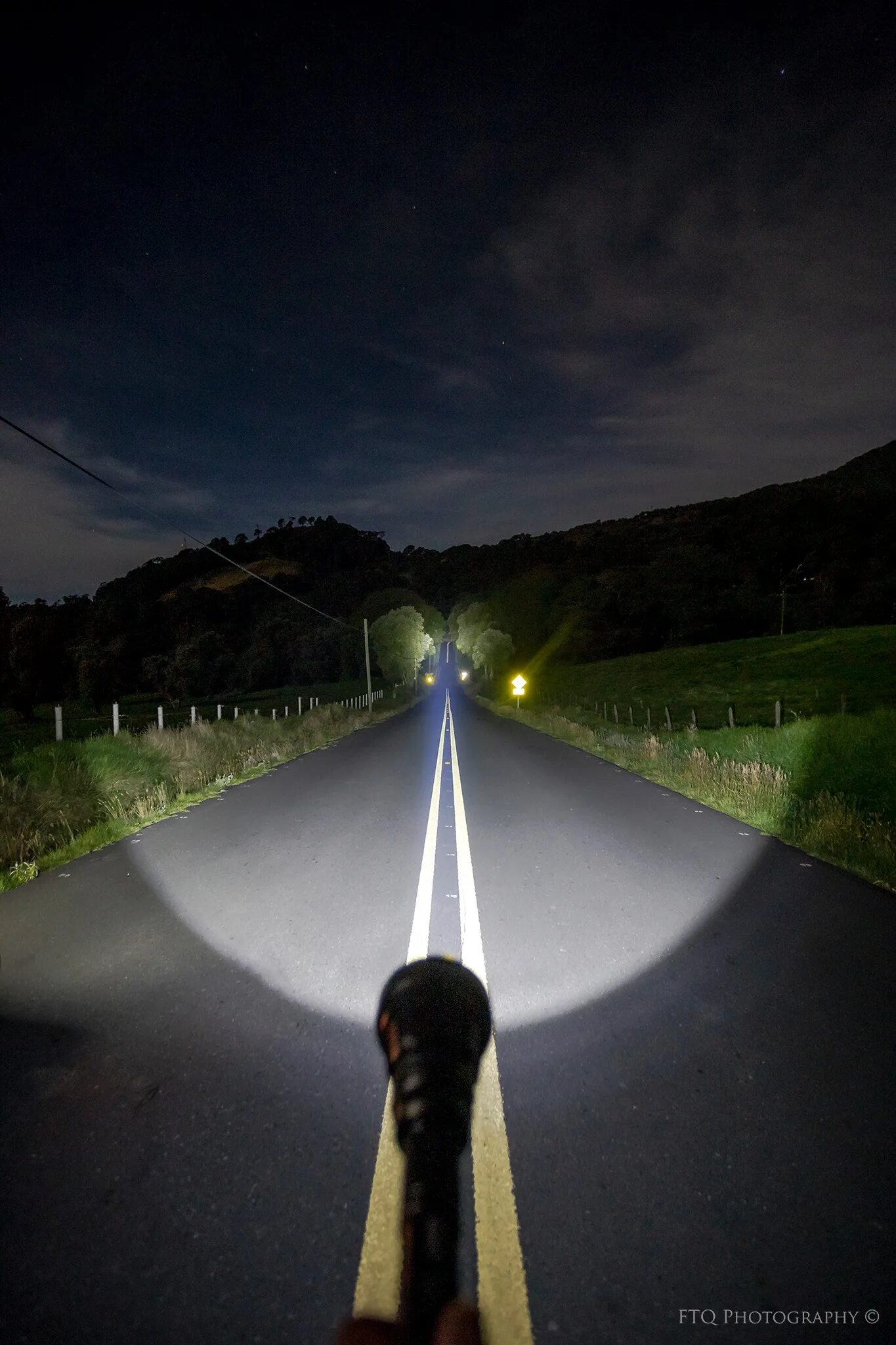 свет фонаря. свет фонарика. дальность освещения фонаря. световой поток 450лм фонарик. фонарик налобный xhp 90.