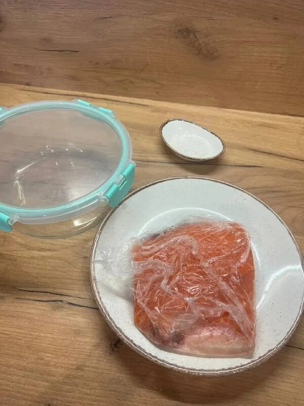 Рыба горбуша соленая. Можно ли замороженную форель солить после разморозки. Форель в морозилке. Куски форели заморозка. Замороженная красная рыба.