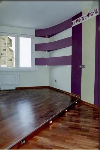 Пол подиум. Разноуровневый пол в доме. Подиум под кровать. Подиум в интерьере квартиры. Двухуровневый пол в комнате.