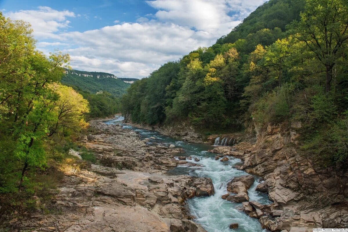 Горячий ключ краснодарский край водопады. Обильный краснодарский край. Водопад фата невесты туапсе. Гуамское ущелье адыгея. Водопад водопадный краснодарский край.