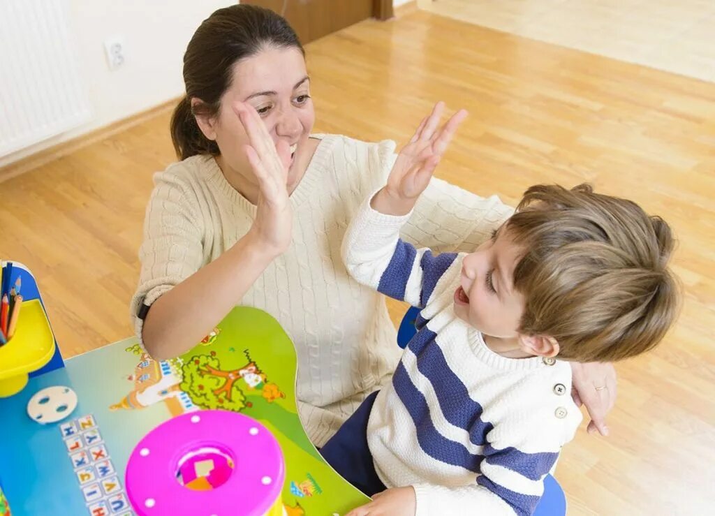Занимается нарушением