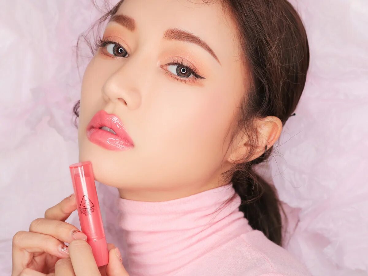 Блеск для губ glossier. 3ce Stylenanda Plumping Lips. Девушка с блеском на губах. Макияж с блеском для губ. Розовый блеск для губ.