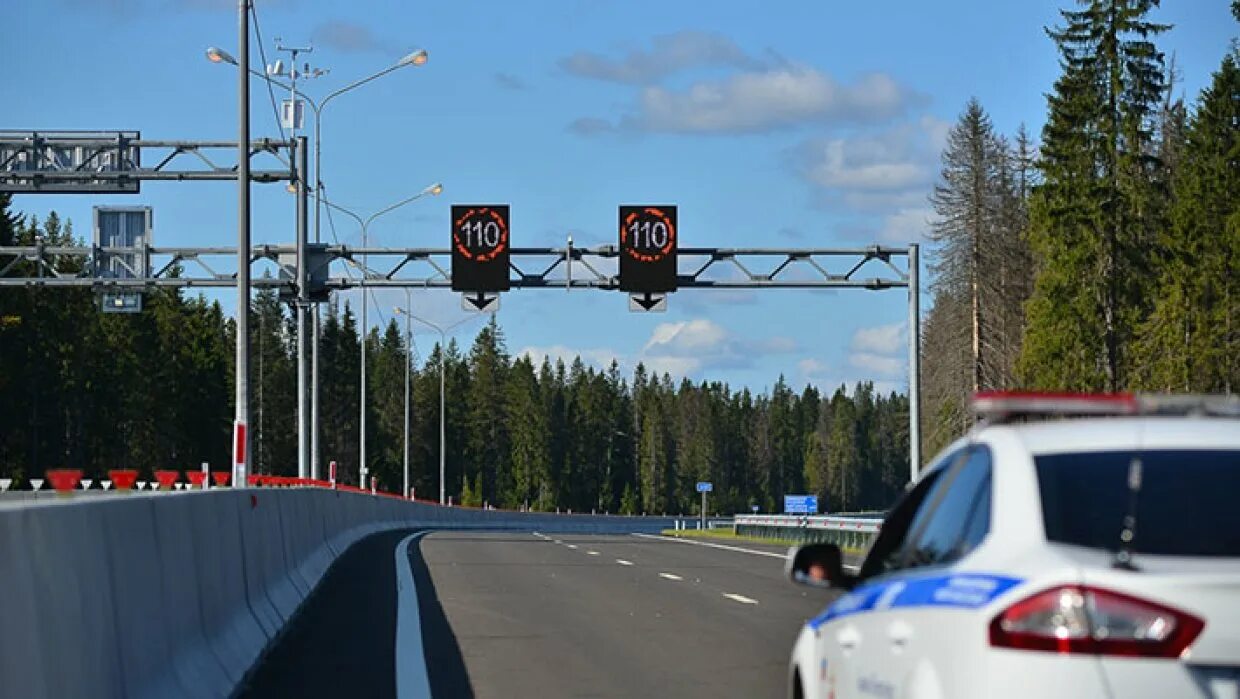 Открыли платную дорогу. Табло скоростного режима на платной дороги. Скоростной режим на автомагистрали в России. Указатели скорости на автомагистрали. Динамическое информационное табло для автомобильных дорог.