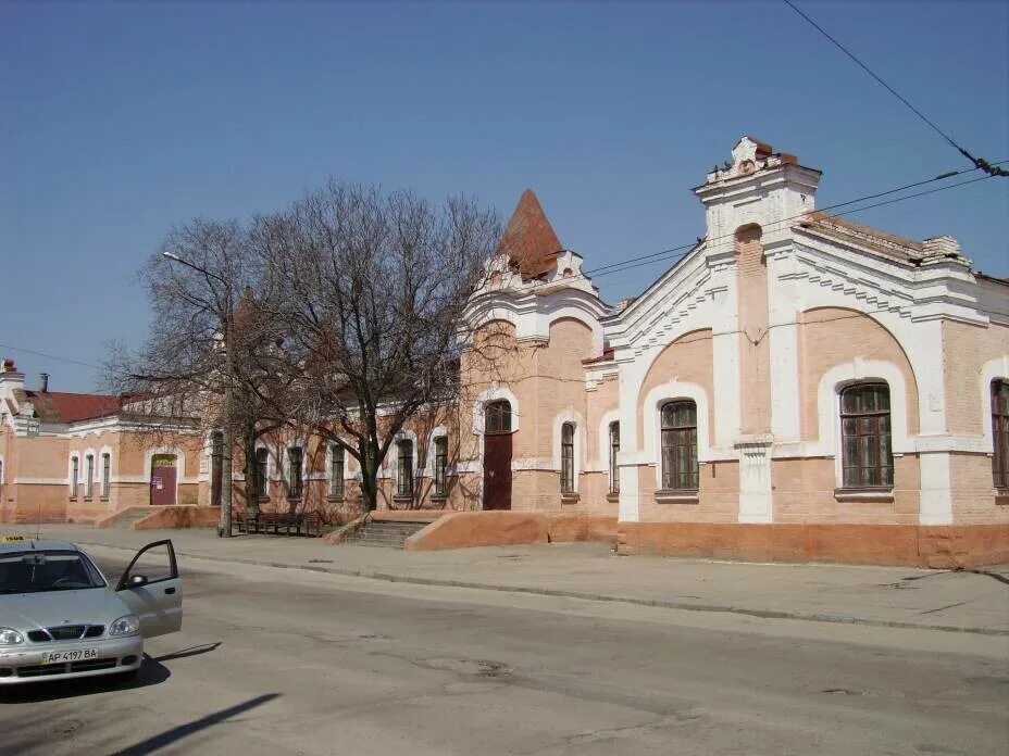 Вокзал запорожье 2. Запорожье 1 запорожье 2. Запорожская улица 23к2. Запорожская область магазины в белом здании. 2 запорожья.