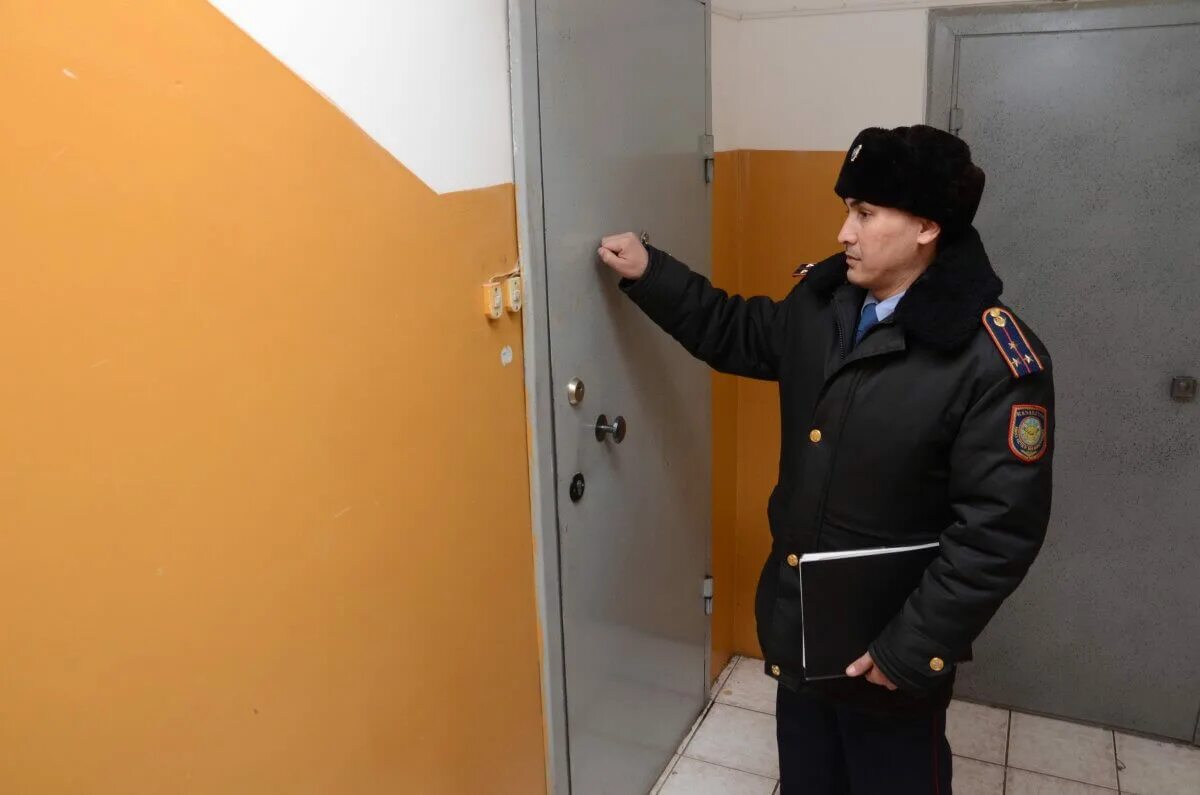 Открыть дверь участковому. Полицейский стучится в дверь. полиция у двери. полицейский в квартире. полиция стучитьсяв дверь.