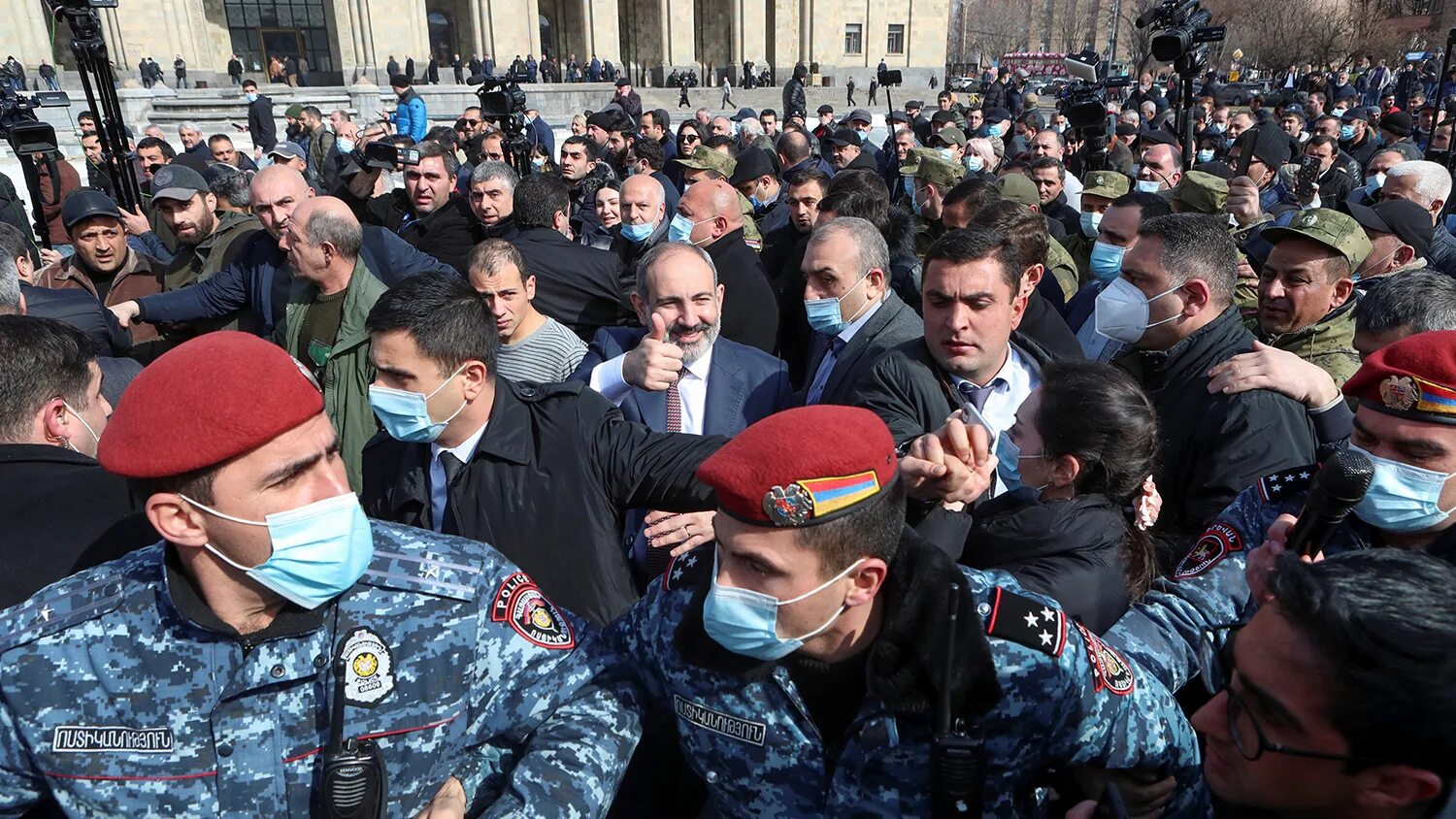 Трудовая армения сегодня. Митинг Армении против Пашиняна. Пашинян на протестах в Армении. Никол Пашинян на митинге.