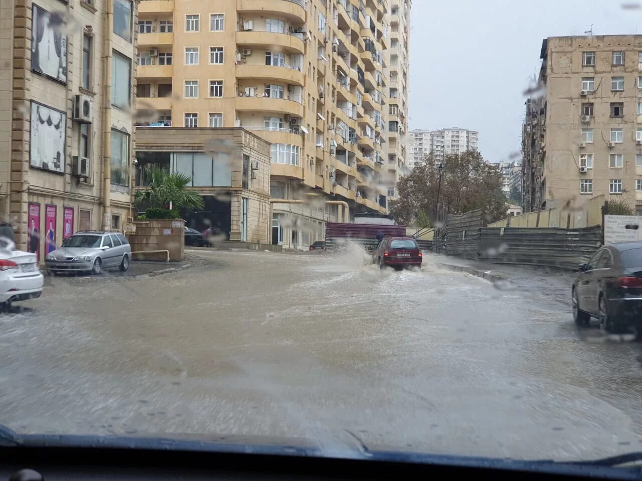 Где затапливает город. Дождь в Баку. Бакинские дожди. Фото Баку дождь. Дождь в Баку июнь.