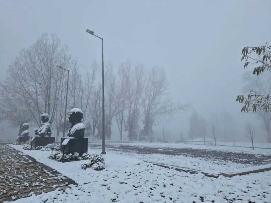 Снежок 1 выпавший ночью. Первый снег. Первый снег в городе. Сугробы в городе. Белоснежный снег.