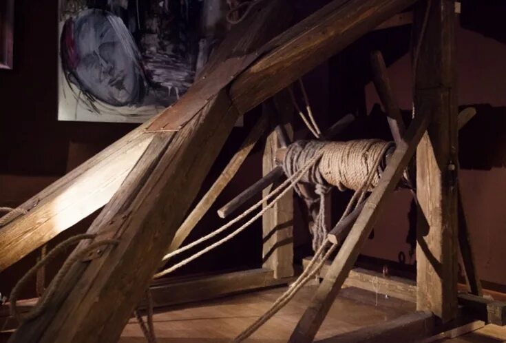 Дыба орудие пыток средневековье. Дыба подвес орудие пыток. Дыба видео. Музей средневековых пыточных инструментов, амстердам. Дыба ложе орудие пыток.