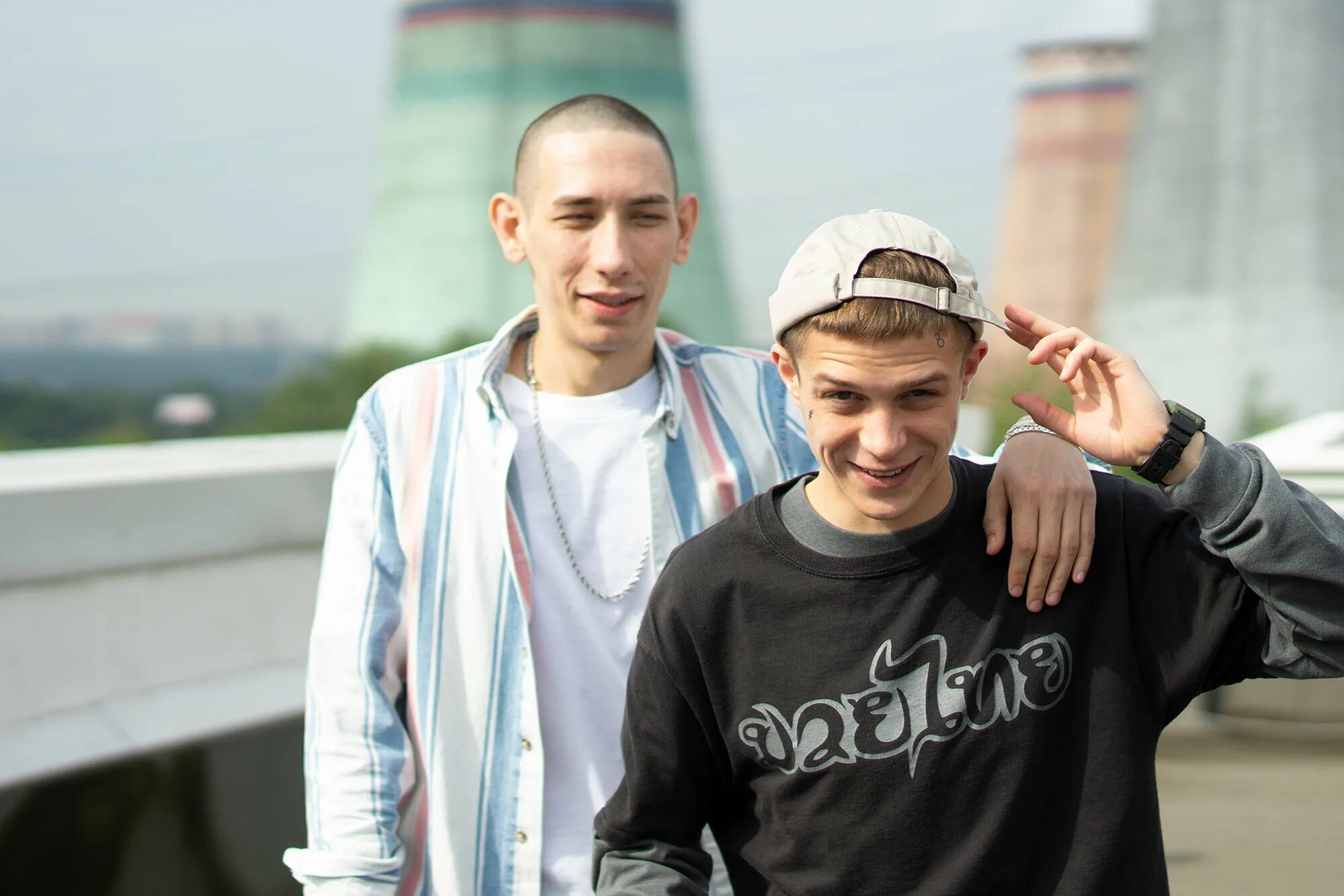 Мс молодой в 2009. Поцелуй в лоб. Обе молодые. Юные девушки с парнями. Мама с дочкой 8 лет.