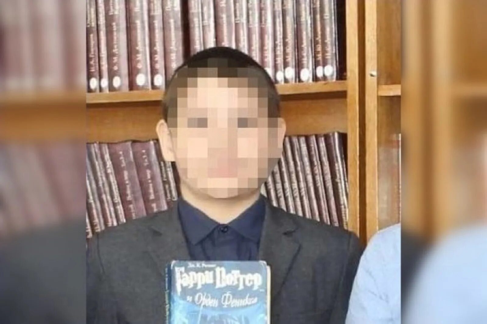 Мальчика топором. Мальчик подросток с топором. Мальчик с топором. Мальчика топором. Мальчик с топором.