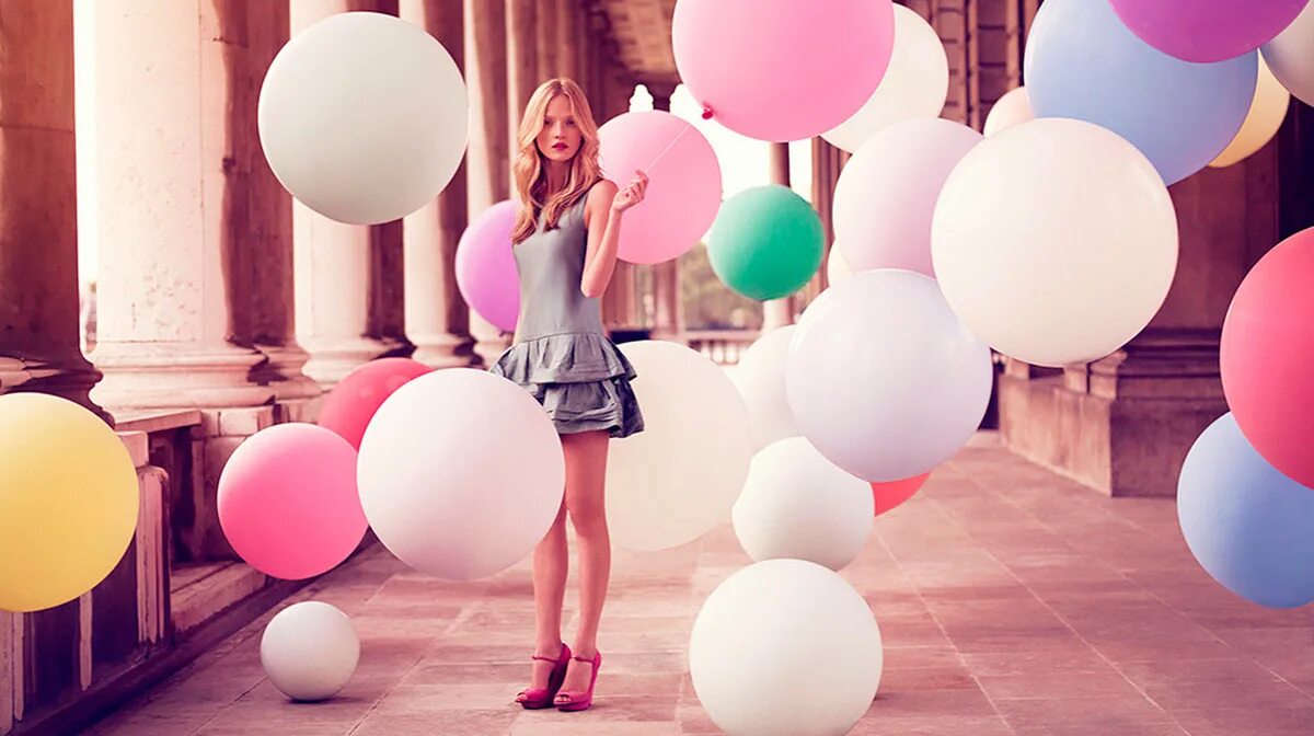 Девушки с шарами видео. Фотосессия с воздушными шариками. Девушка с воздушными шарами. Фотосессия с большими шарами. Красивые девушки с воздушными шарами.