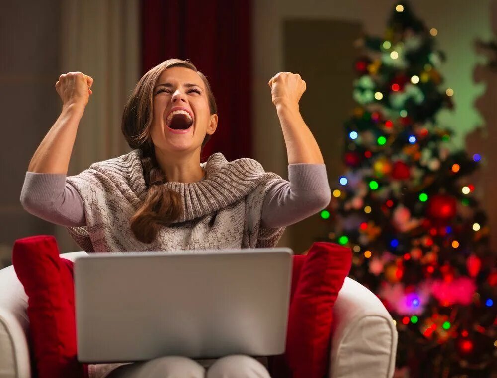 Фестиваль красок холи. Праздник радуется. Дети конфетти. Экспрессивная толпа. Новогодняя вечеринка.