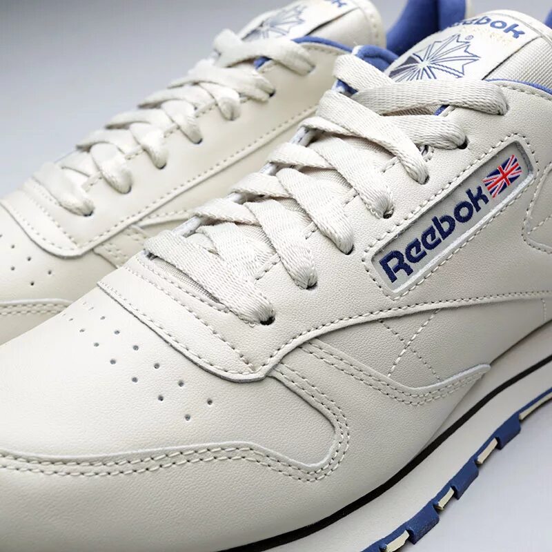 Купить мужские кроссовки рибок оригинал в москве. Reebok Classic Leather 28412. Рибок Классик Леатер. Рибок Классик Леатер бежевые. Reebok Classic кроссовки мужские кожаные.