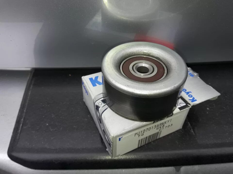 Ролик натяжителя ремня камри 40 3. Натяжитель приводного ремня toyota camry. 0 ролик обводной. Натяжитель ремня тойота. Натяжитель ремня camry 40 пружинный.