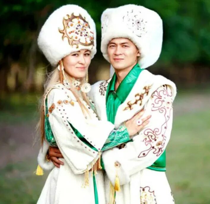 Якутская традиция уважительное отношение женщины к мужу. Национальный костюм хакасов. Свадебный наряд хакасов. Свадебный костюм хакасов. Хакасский народный костюм.